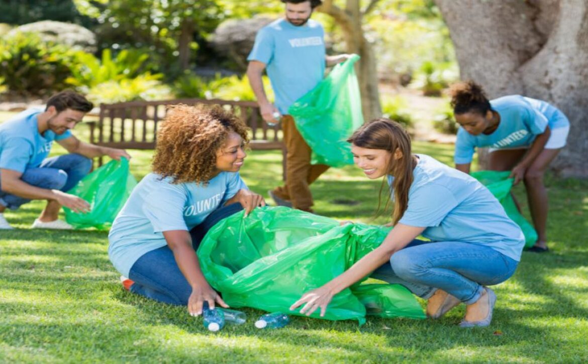 resized 29216092_group-of-volunteer-collecting-rubbish-1024×683