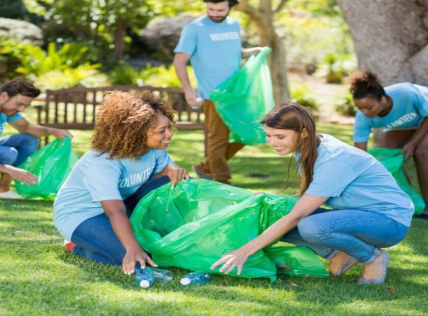 resized 29216092_group-of-volunteer-collecting-rubbish-1024×683